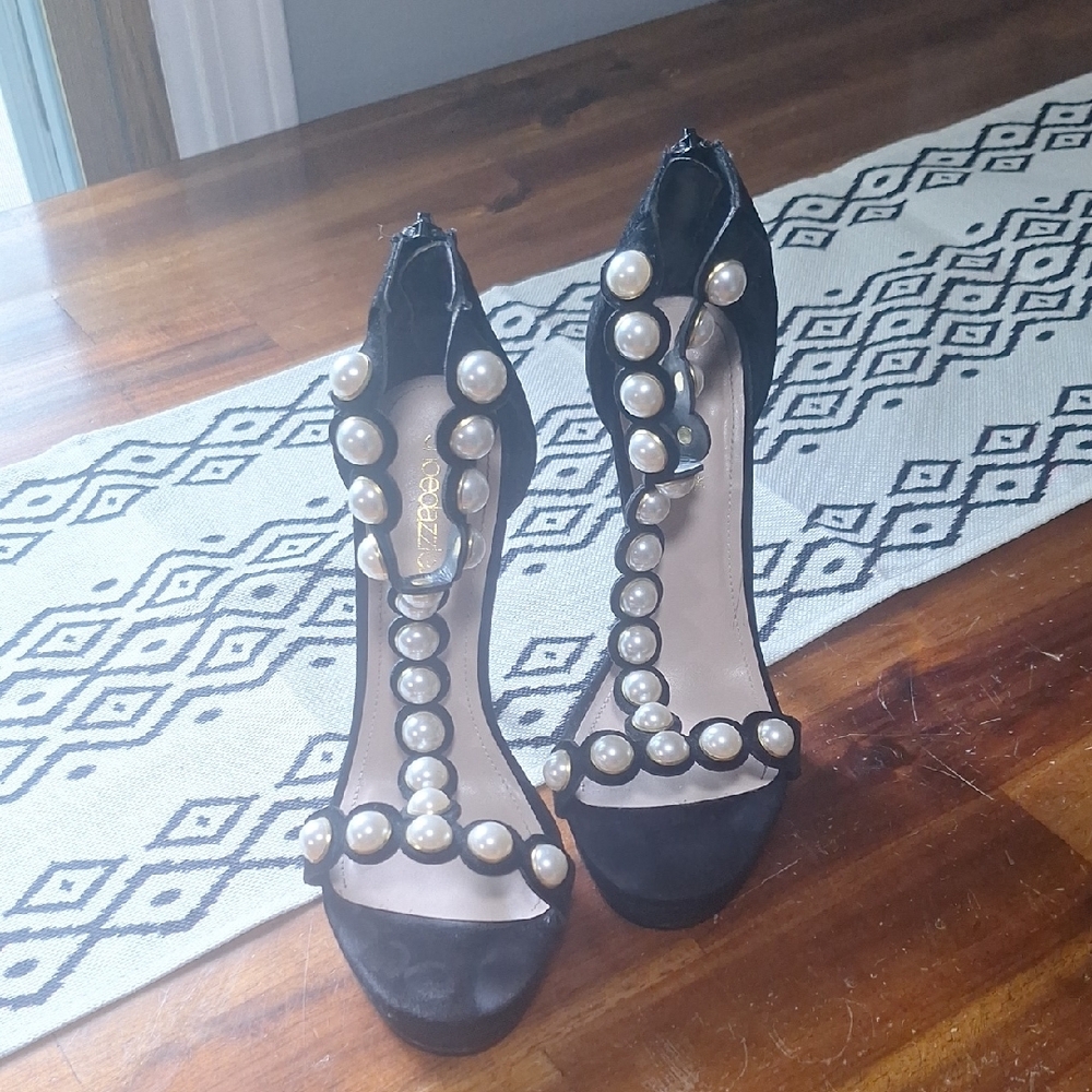 Shoe Dazzle Black and Gold Heels with T-Strap Design